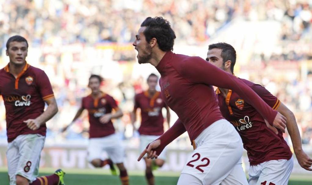 All&#39;Olimpico la Roma batte la FIorentina 2-1. Il gol vittoria  di Mattia Destro, che torna in campo a sei mesi dall&#39;infortunio. Su assist di Gervinho, l&#39;attaccante  scarica in rete.